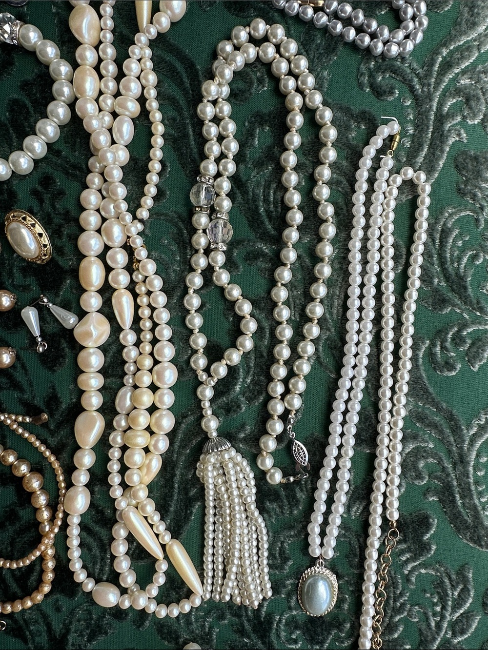 Classic Pearl and Gold-Tone Multi-Strand Jewelry Set - Elegant White Pearls - Picture 5 of 5